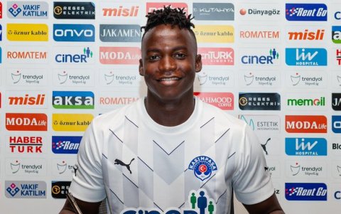 Jhon Jairo Espinoza es titular en Kasimpasa.