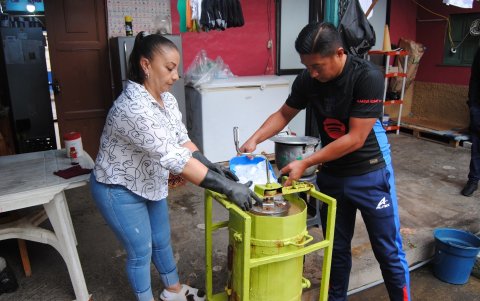 Carmen y su esposo trabajan en la preparación del bote con el hielo para empezar a batir.