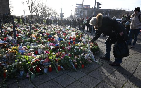 Una mujer coloca flores en un monumento improvisado para las víctimas de un ataque con coche en un mercado navideño en Magdeburgo, este de Alemania, el 23 de diciembre de 2024.