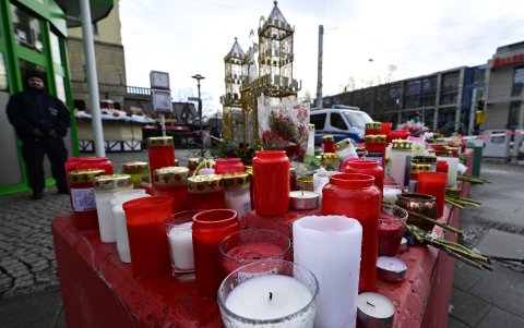 Velas en un monumento improvisado cerca del lugar donde se produjo un ataque con un coche en un mercado navideño en Magdeburgo, este de Alemania, el 22 de diciembre de 2024.