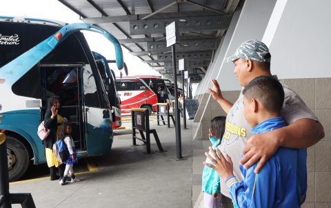 Terminal. Las escenas de tristes despedidas se repiten constantemente en la terminal terrestre. Algunos otros también llegan hasta la ciudad a pasar las fiestas.