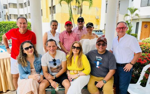 Carlos Julio Gurumendi con sus amigos.