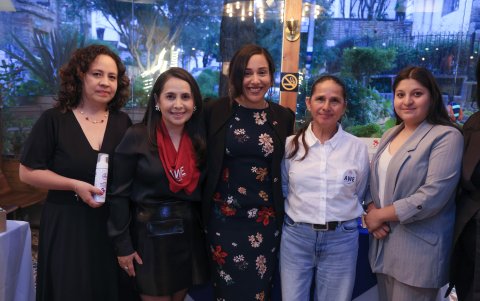 Verónica Zambrano, Geovanna Arcos, Maribel Vásquez, Judith Campaña, Makthiel Ballesteros y Daniela Gallardo.