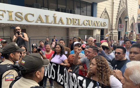 Familiares de menores desaparecidos acompañados de integrantes de organizaciones de derechos humanos, se manifiestan afuera de la Fiscalía Provincial del Guayas, este lunes en Guayaquil.