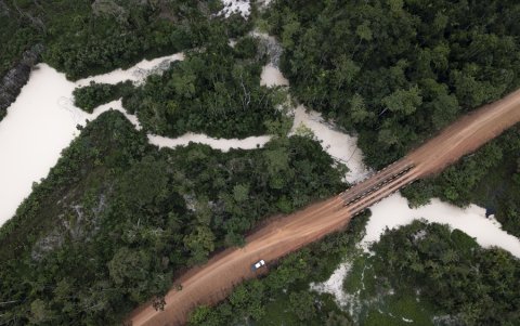 Foto aérea de una operación de extracción ilegal de oro en las orillas de la BR 230 conocida como transamazónica en el municipio de Jacareacanga (Brasil).