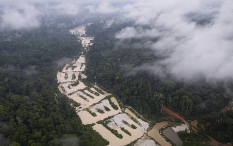 En la foto se observa una operación de extracción ilegal de oro en las orillas de la BR 230 conocida como transamazónica en el municipio de Jacareacanga (Brasil).