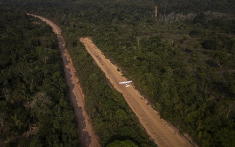 Una pista de aterrizaje que sirve como base para una operación de extracción ilegal de oro a orillas de la carretera Transamazónica, en el municipio de Jacareacanga (Brasil).