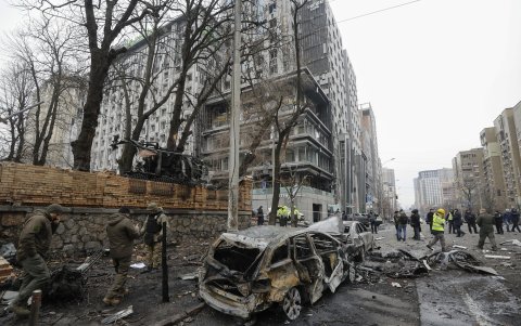 Expertos y policías ucranianos trabajan en el lugar del ataque con misiles en el centro de Kiev, Ucrania, el 20 de diciembre de 2024, en medio de la invasión rusa.