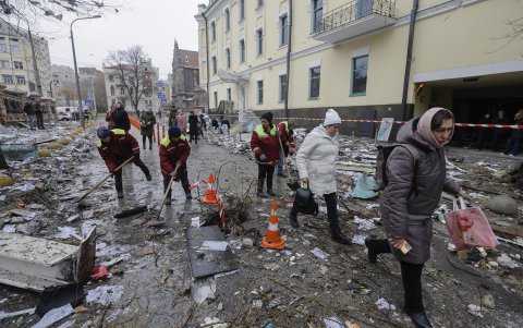 Trabajadores ucranianos retiran escombros en el lugar de un ataque con misiles en el centro de Kiev, Ucrania, el 20 de diciembre de 2024, en medio de la invasión rusa.