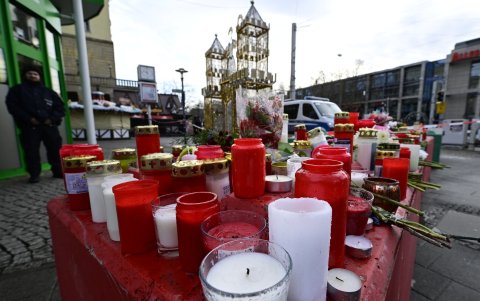 Velas en un monumento improvisado cerca del lugar donde se produjo un ataque con un coche en un mercado navideño en Magdeburgo, este de Alemania, el 22 de diciembre de 2024.