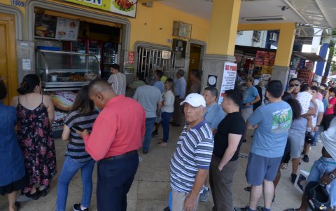 Compras. La fila que se armó fuera del Sabrosón para comprar un pavo o un cerdo para celebrar el 24 de diciembre.