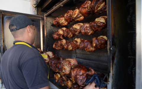Asadero. La esquina D Alex se alistó para vender el pollo asado por la fiesta del 24 de diciembre.