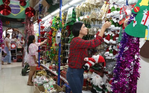 Las tiendas navideñas de autoservicios, son las favoritas por los clientes.