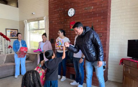 Colaboradores de una empresa apadrinaron a 36 niños y niñas de la Fundación hogar para sus niños.