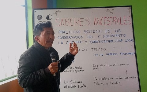 Lós líderes indígenas dan charlas sobre saberes ancestrales.