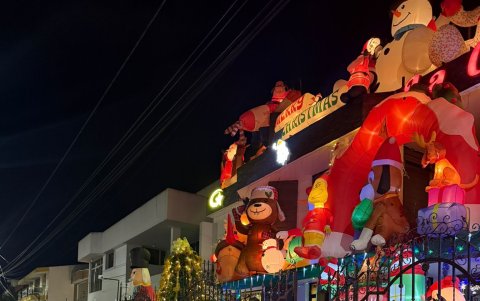La casa recibe a todos sus vecinos para que vengan a pasar un momento agradable con los nilños..,