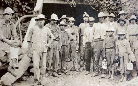 Fotografía del antiguo campamento de la South American Development Company, epicentro de la modernización minera de Portovelo a inicios del siglo XX.