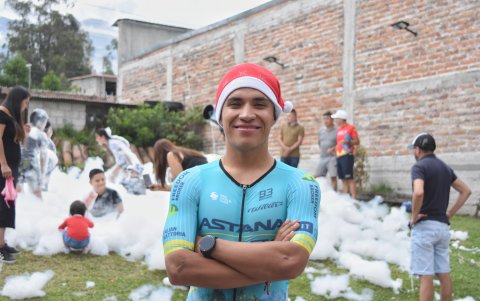 A más de los obsequios, los niños disfrutaron de espuma en el patio de la casa de López.