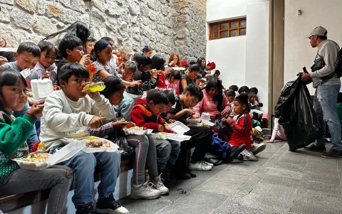 El principal enfoque son los niños en situación de vulnerabilidad.