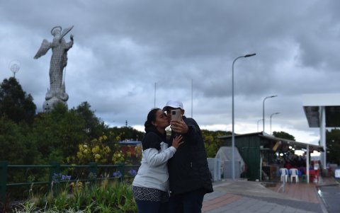 La renovada plaza en el Panecillo convoca a los turistas, quienes visitan la icónica imagen de la Virgen de Legarda y capturan panorámicas de Quito.