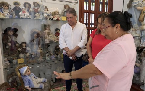 Varias personas observando la colección de la casa de muñecas 'Un momento de fantasía' en Cartagena (Colombia).