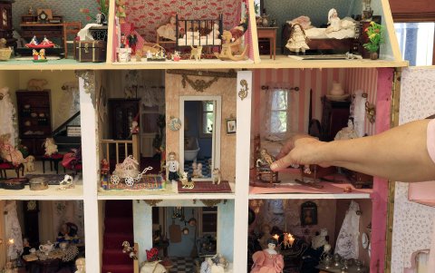 Detalle de la colección de la casa de muñecas 'Un momento de fantasía' en Cartagena (Colombia).