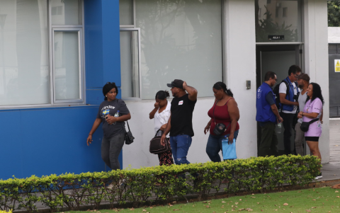 Familiares y abogados de los niños desaparecidos acudieron al reconocimiento de cuerpos.