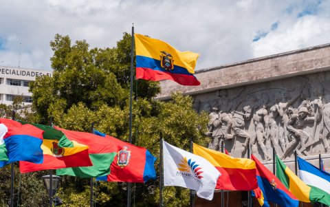 Sede. En los exteriores de la Asamblea Nacional se han colocado banderas de todas las provincias del país.