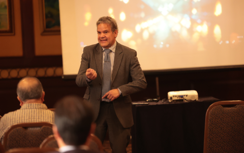 Mauricio Velandia es abogado asesor y litigante, de nacionalidad colombiana, especialista en derecho de la competencia en el mercado mayorista de generadores de energía.