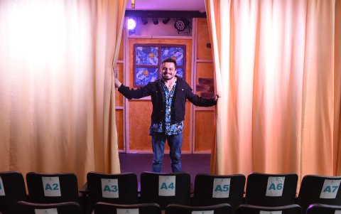 Juan Pablo Acosta es fundador y director del Teatro Victoria, ubicado en el sector de El Pinar Alto.