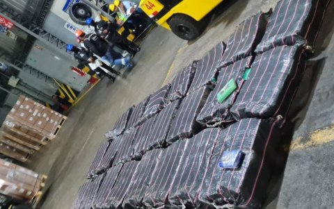 El cargamento de droga estaba oculto en un contenedor de latas de atún, que se iba a exportar a España.