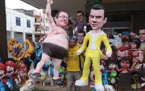 William Escalante exhibe sus monigotes, siendo los políticos Noboa los más escogidos por sus clientes.