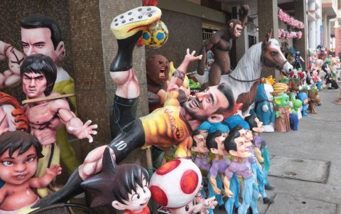 'Kitu' Díaz, Bruce Lee, entre los monigotes que destacan en la esquina de Gómez Rendón y 6 de Marzo.