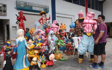 Raúl Valdés sostiene a un monigote de Majin Buu, villano de Dragon Ball Z. Asegura que es el más vendido.