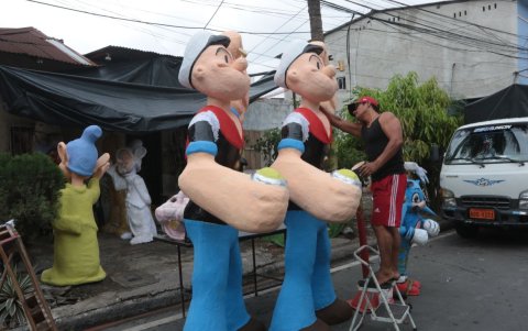 Mario Zaldumbide terminando de pintar el monigote de Popeye, el marino.