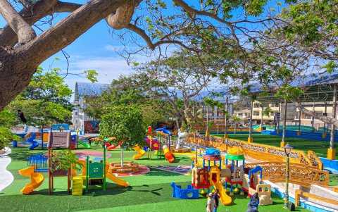 La construcción incluye la construcción de aceras, bordillos y un sistema hidrosanitario