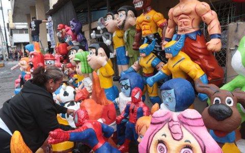 Teresa García vende sus monigotes en la 6 de Marzo, entre Cuenca y Brasil.