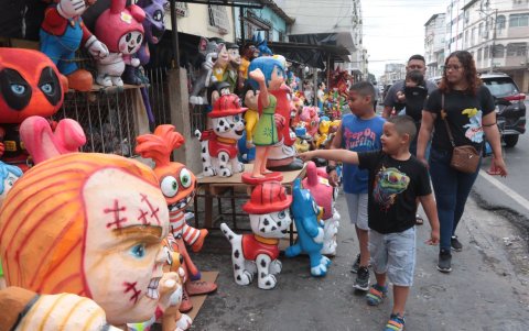 Los guayaquileños acuden a la 6 de Marzo a elegir el monigote de su preferencia.