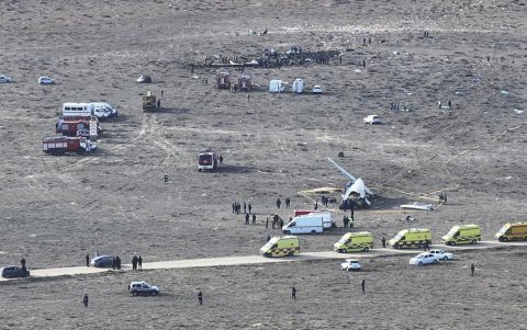 Especialistas en emergencias trabajan en el lugar del accidente de un avión de pasajeros cerca de Aktau, Kazajstán, el 25 de diciembre de 2024.