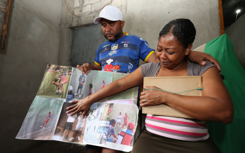 Luis Arroyo y Katty Bustos observan con tristeza las fotografías de sus hijos, haciendo la actividad que más les gusta: jugar fútbol.