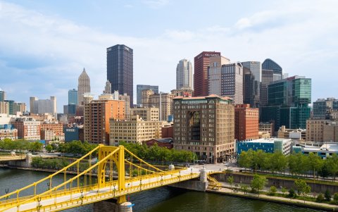 Vista aérea de la ciudad de Pittsburgh, mostrando el puente de Roberto Clemente sobre el río Allegheny.