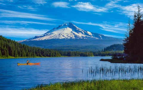 Mañana primaveral en la región Monte Hood y garganta río Columbia.