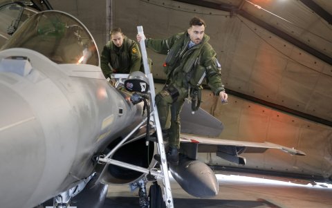 Un piloto de la fuerza aérea francesa aborda un avión en la base aérea de Siauliai en Lituania.