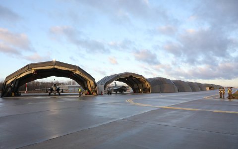 Los aviones de combate Rafale B estándar F4 de la fuerza aérea francesa son estacionados como parte de la misión de Policía Aérea Reforzada (eAP) de la OTAN en los Estados Bálticos.