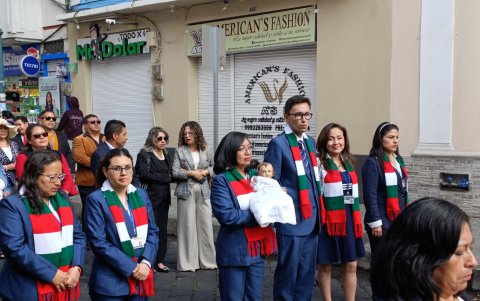 Los priostes o dueños de la imagen preparan una vestimenta especial para la culminación del acto.