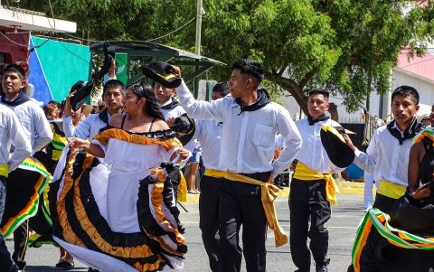 Los desfiles en donde los estudantes resaltan la actividad cultural de sus pueblos.