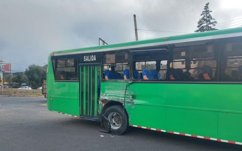 El bus interparroquial quedó con daños en dos ventanas, cerca de los asientos de los pasajeros.
