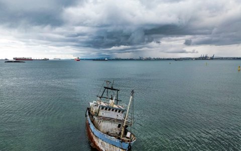 Vista aérea de un barco varado en la bahía de Limón, cerca de la salida del Canal de Panamá al mar Caribe en Colón, Panamá.