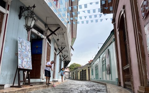 El artista plástico Edgar Calderón permanecerá en Guayaquil elaborando nuevas obras que luego las expondrá en su galería, ubicada en la calle Numa Pompilio Llona, ubicada en el Cerro Santa Ana.