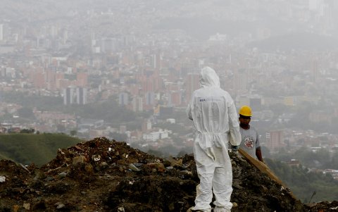 Un integrante de la Unidad de Búsqueda de Personas dadas por Desaparecidas (UBPD) participan este jueves de una intervención forense en 'La Escombrera', en Medellín (Colombia).